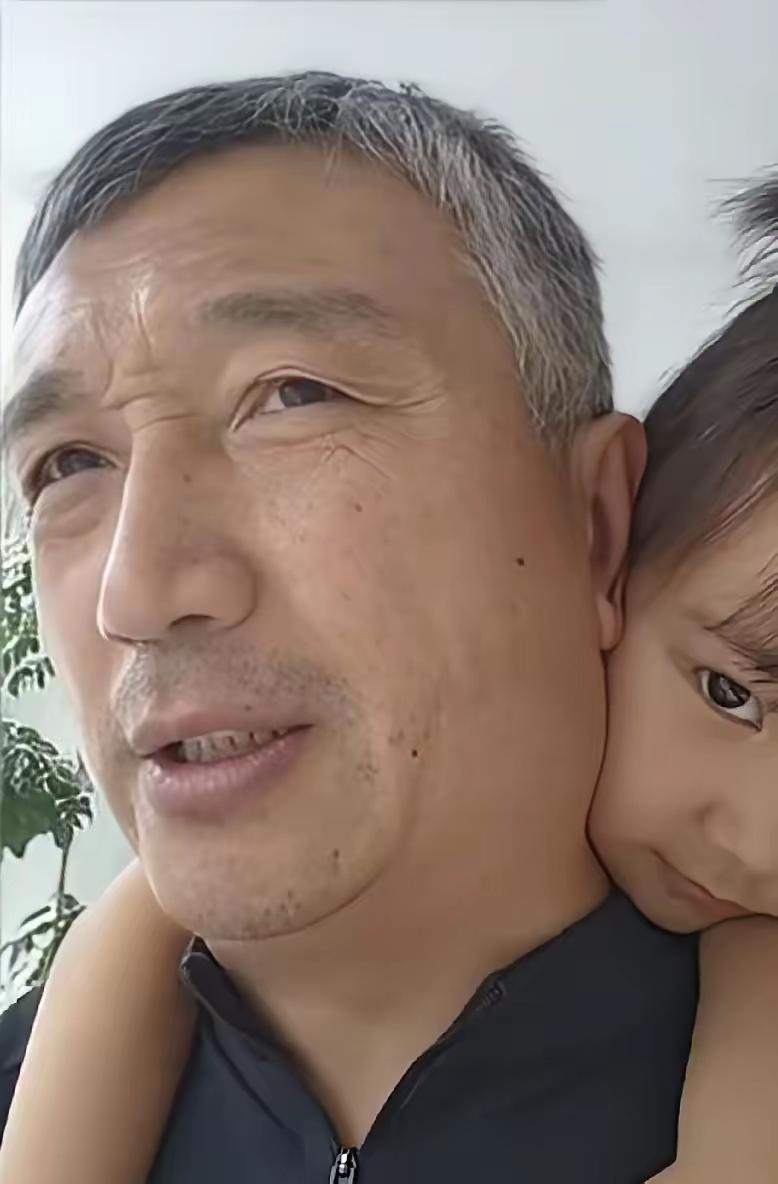 这哥们81年出生的，去幼儿园接孩子，老师竟然叫他爷爷，真是丢人丢到家了。
长相显