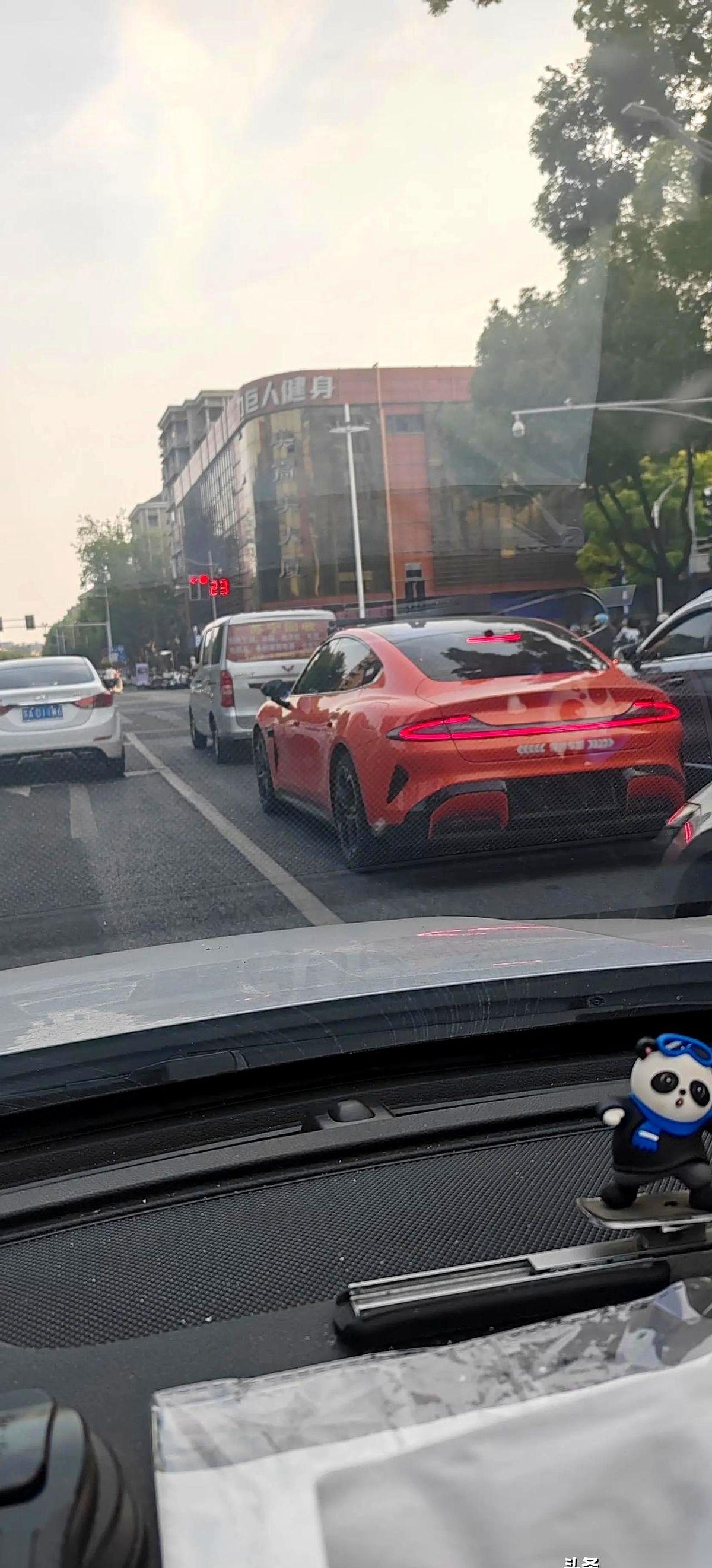 南京，水西门大街路口，傍晚五点半。
晚高峰的车流堵得像一锅粥，喇叭声响成一片。我