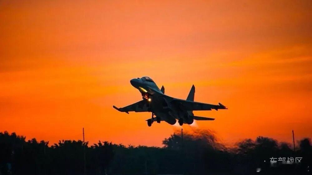 夕阳西下，余晖尽染东部战区空军航空兵某部机场，随着塔台指令下达，战鹰拖着尾焰依次