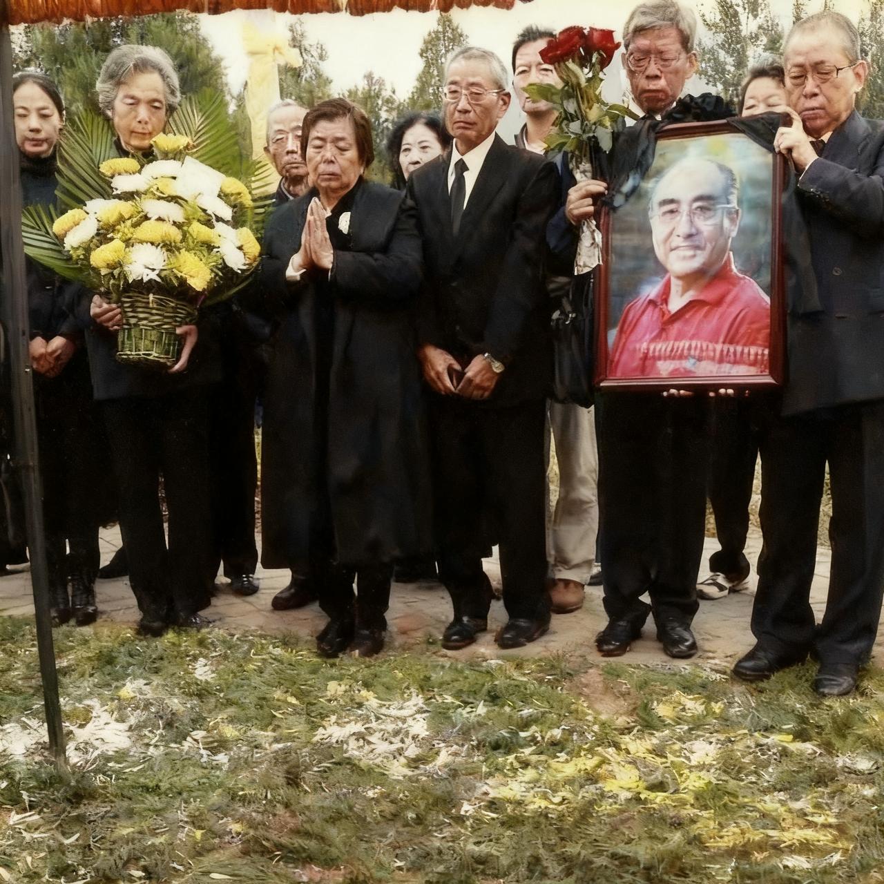 2013年，“乒乓球名将”庄则栋的葬礼上，一张罕见的镜头，从镜头中我们可以看到，