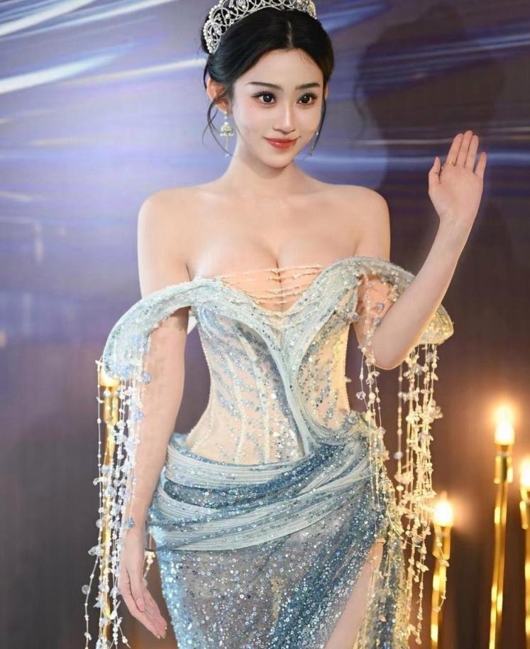 广州环球小姐分赛场的舞台聚光灯打在王艺凝身上，她一身雾霾蓝高定礼服缓缓走上台，刚