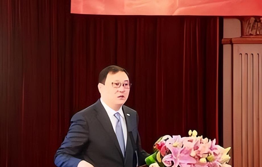 回头看这则发酵已久的旧闻，密春雷从百亿富豪跌落至被多重限制、官司缠身的窘境，很多