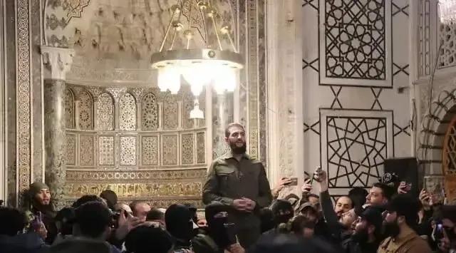 一觉醒来，叙利亚换了“当家”，“沙姆解放组织”的朱拉尼站上舞台。在大马士革清真寺