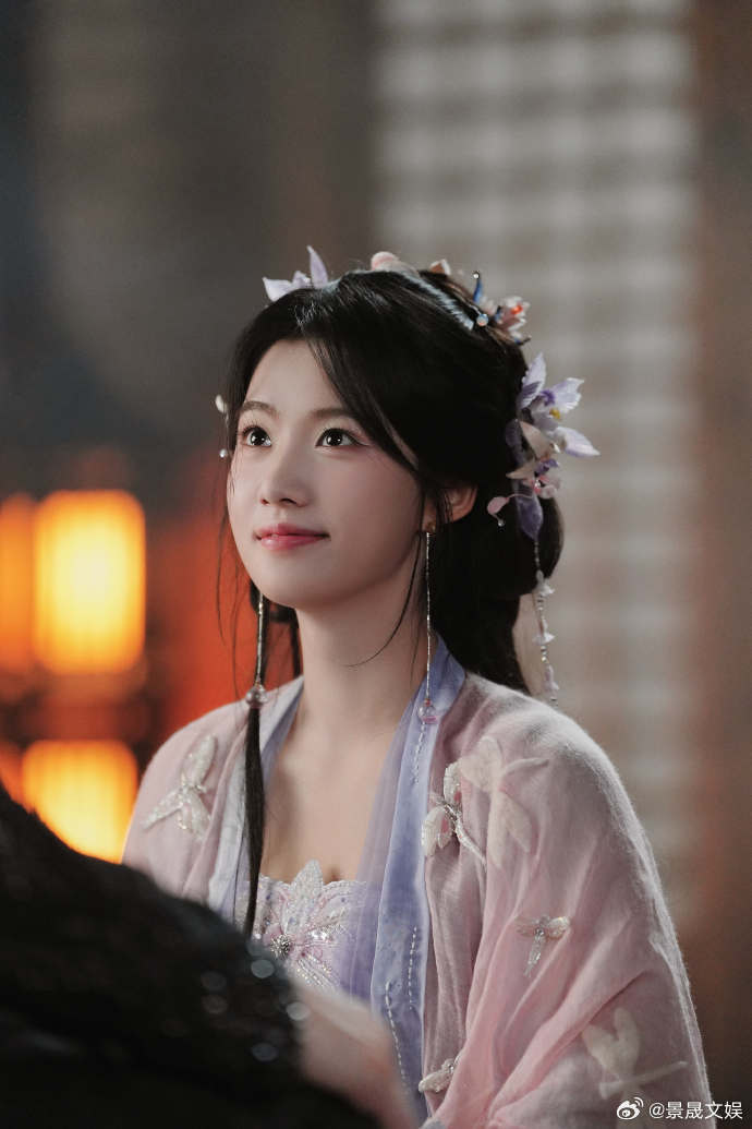 卢昱晓扮狐狸新娘 红裳金绣华美非常，却不及卢昱晓眼中星光，狐狸新娘从花冠齐整到云
