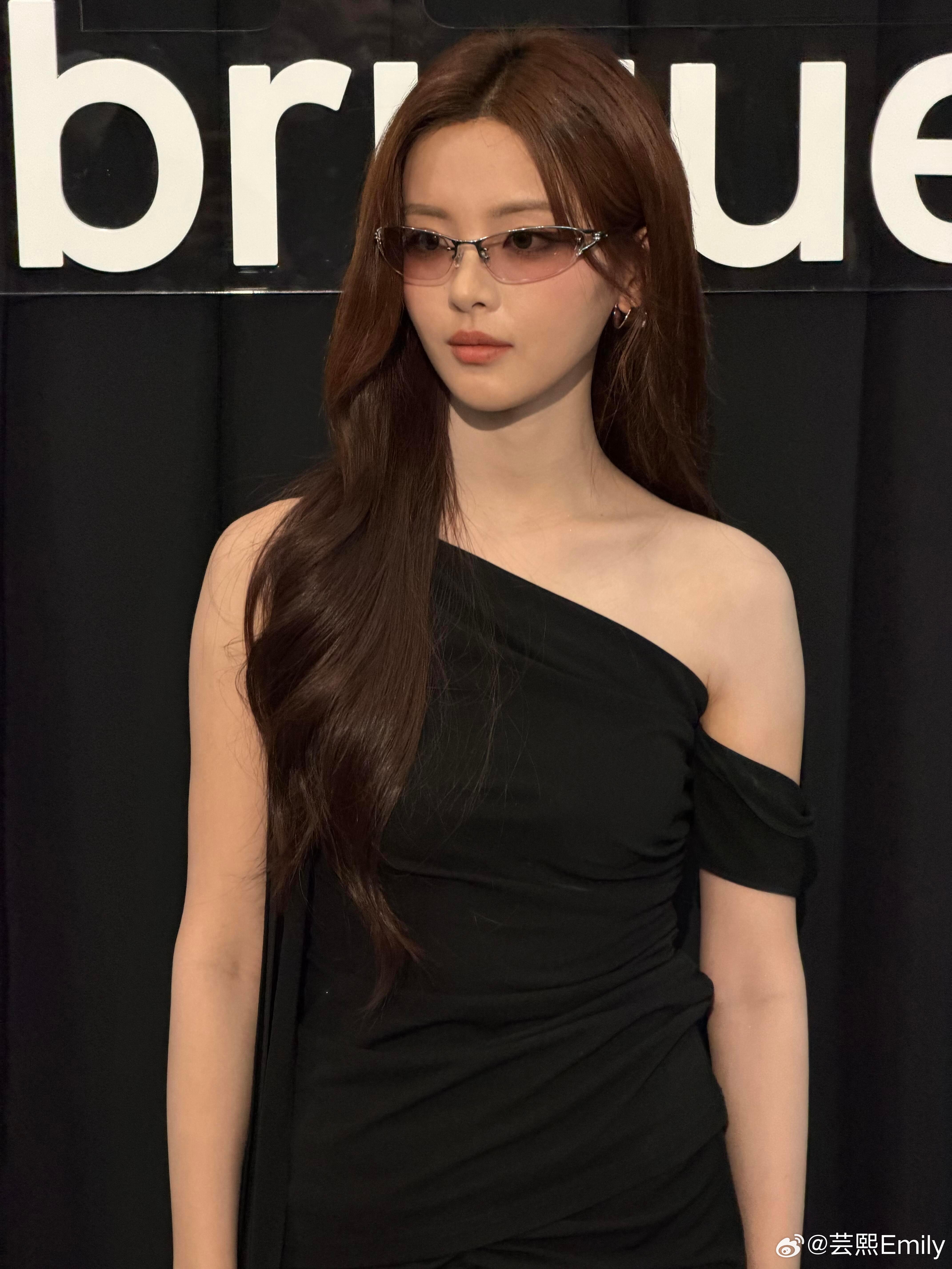 时装周 杨超越亮相Fabrique × Vera Wang活动现场！身着黑色斜肩