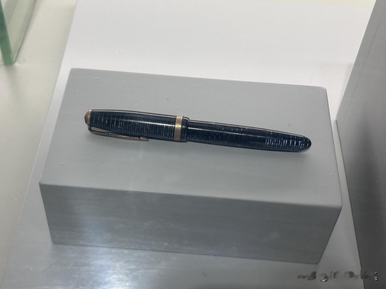 【开国功臣图片故事270】
李先念同志的的定情物派克钢笔，拍摄于李先念故居。
李