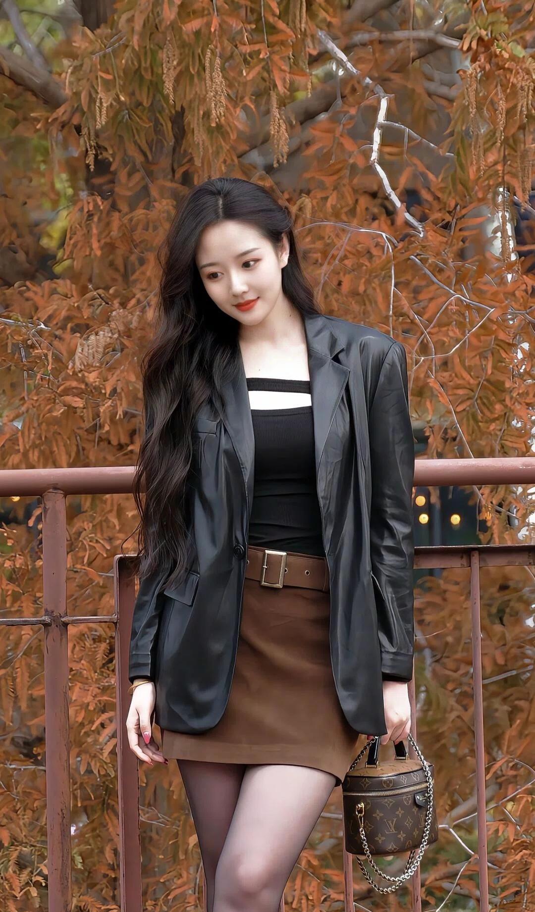 秋日穿搭指南：黑色皮衣+棕色短裙，优雅又时尚！
