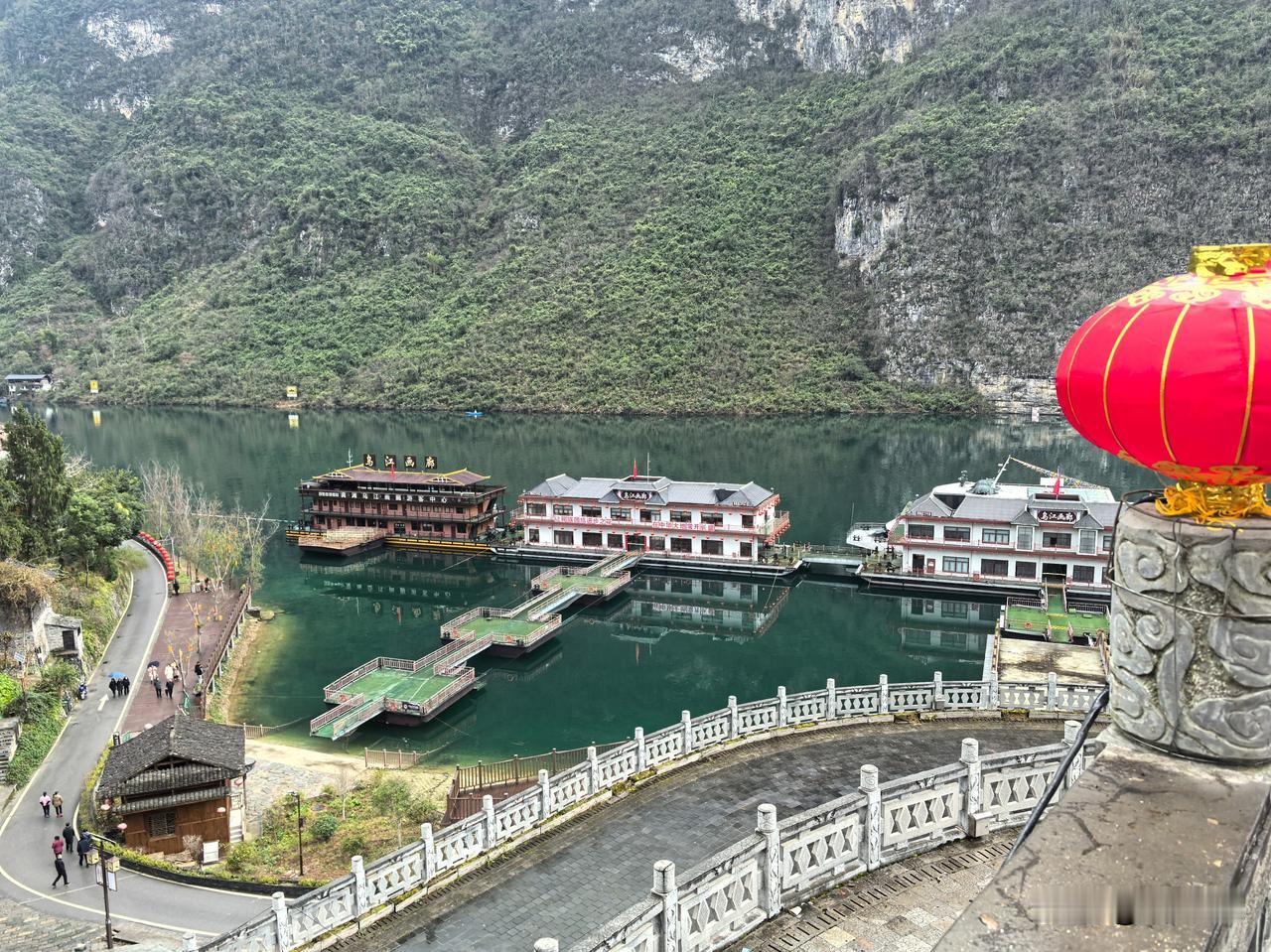 乌江上的重庆酉阳龚滩古镇[呲牙] 热闹的商业街上，商户的老人还在床上休息[笑] 