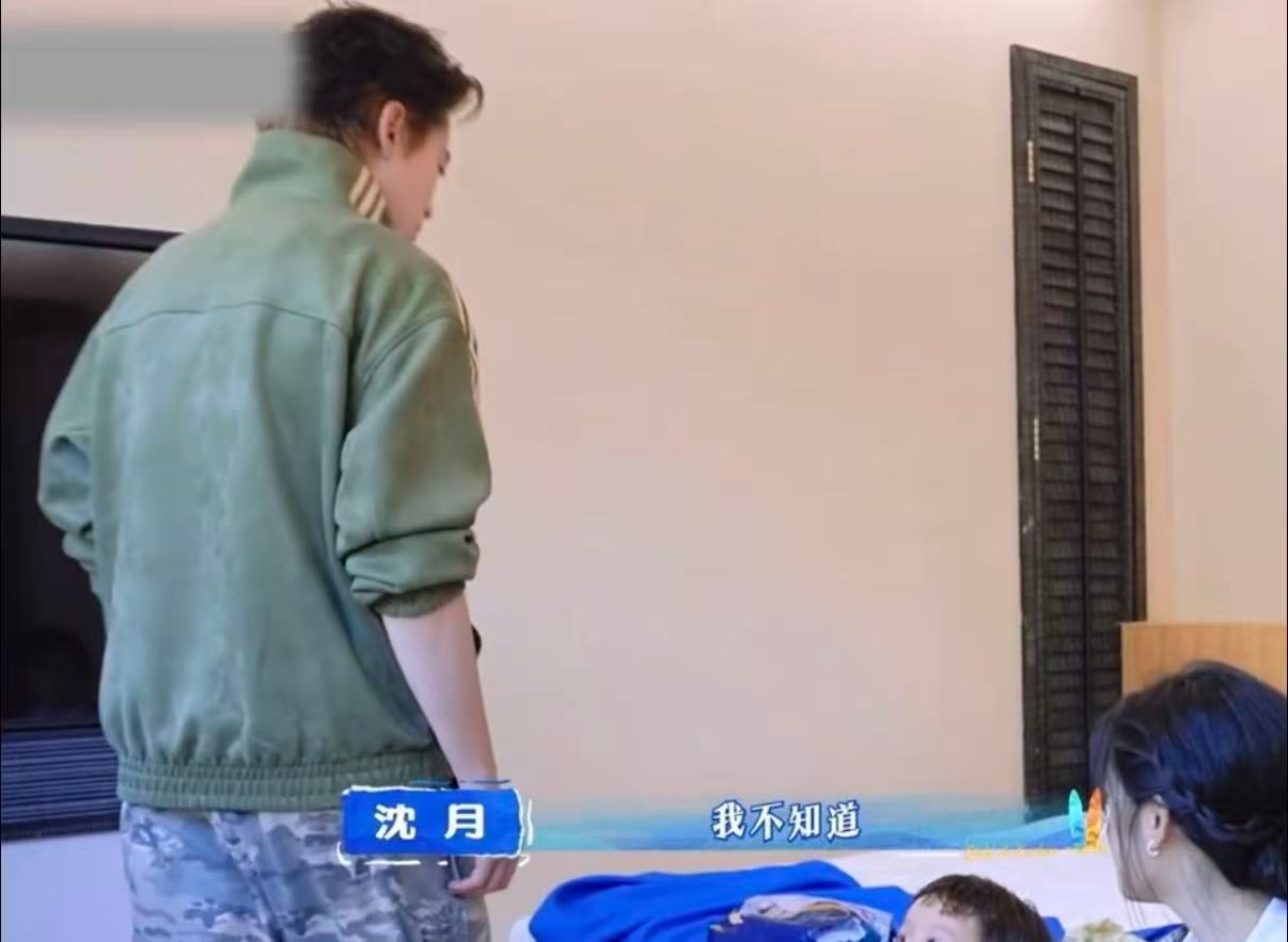 王鹤棣现场认大哥 路人被王鹤棣带娃笑死！不会换纸尿裤就认娃当大哥，还夸人家有肌肉