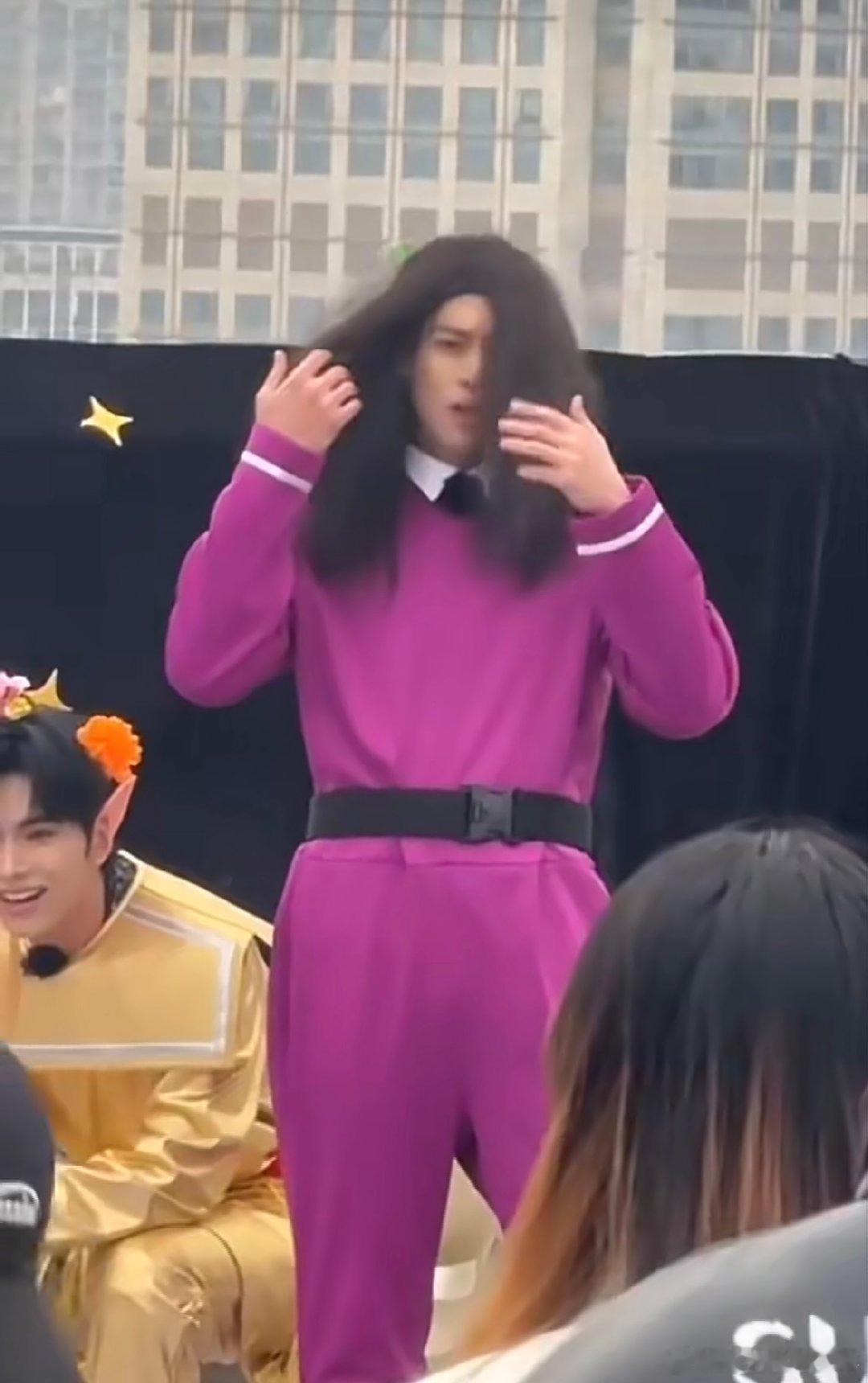 你跟我说这是王鹤棣 救命！紫衣 + 大波浪的组合太绝了，完全不敢相信这是王鹤棣，