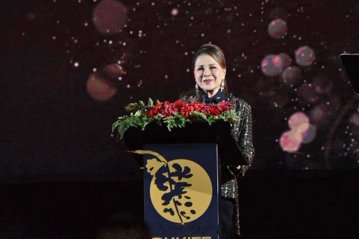 王室[超话]王室泰国王室乌汶叻 2026年9月13日，乌大主持曼谷国际电影节开幕