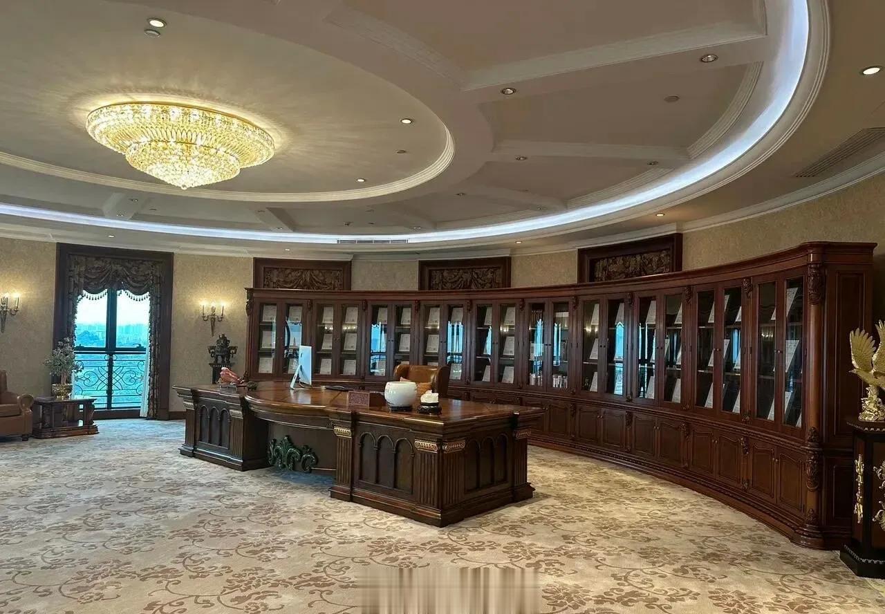 许家印这个办公室真有氛围。[赞] ​​​