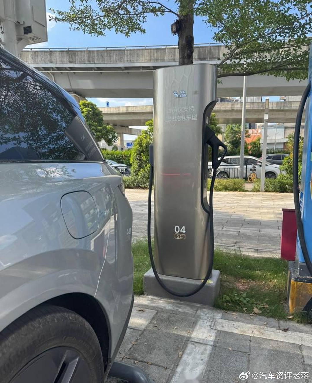 老蒋原创 为啥我说400V快充没意义？一个基本认知，公共快充桩，限制充电速度的是