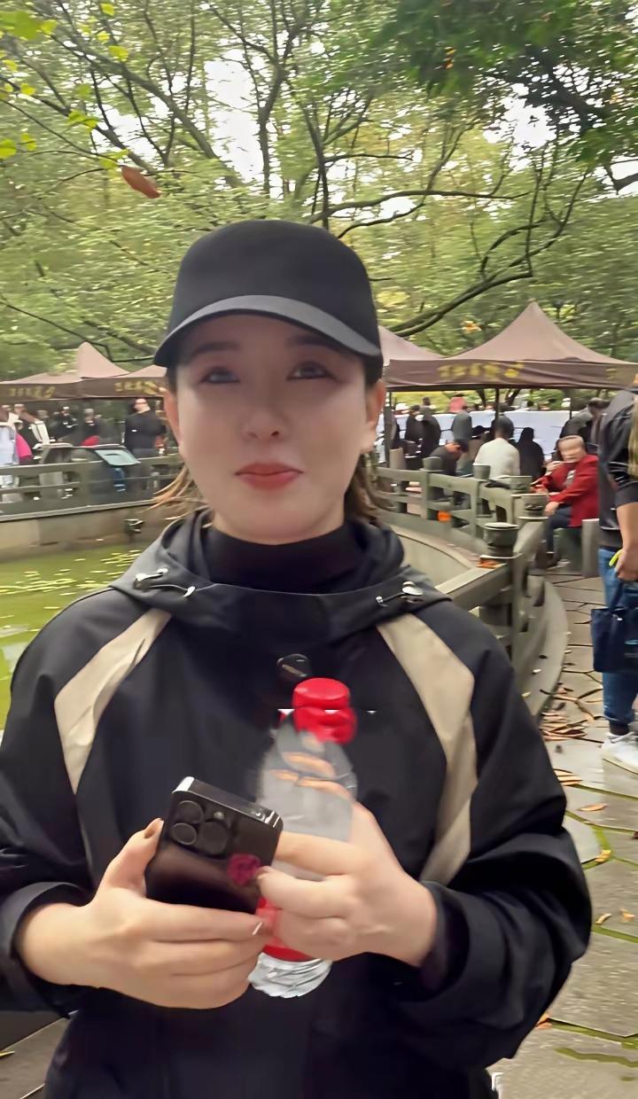 杭州相亲角这幕太扎心！
 94年女生年薪45万，
被阿姨们围得水泄不通，
可没人