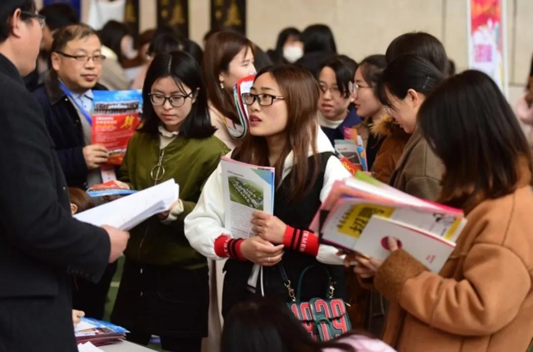 今天是2026年4月10日星期五天气阴
两个学生在不停地说着，眉飞色舞。网络游戏