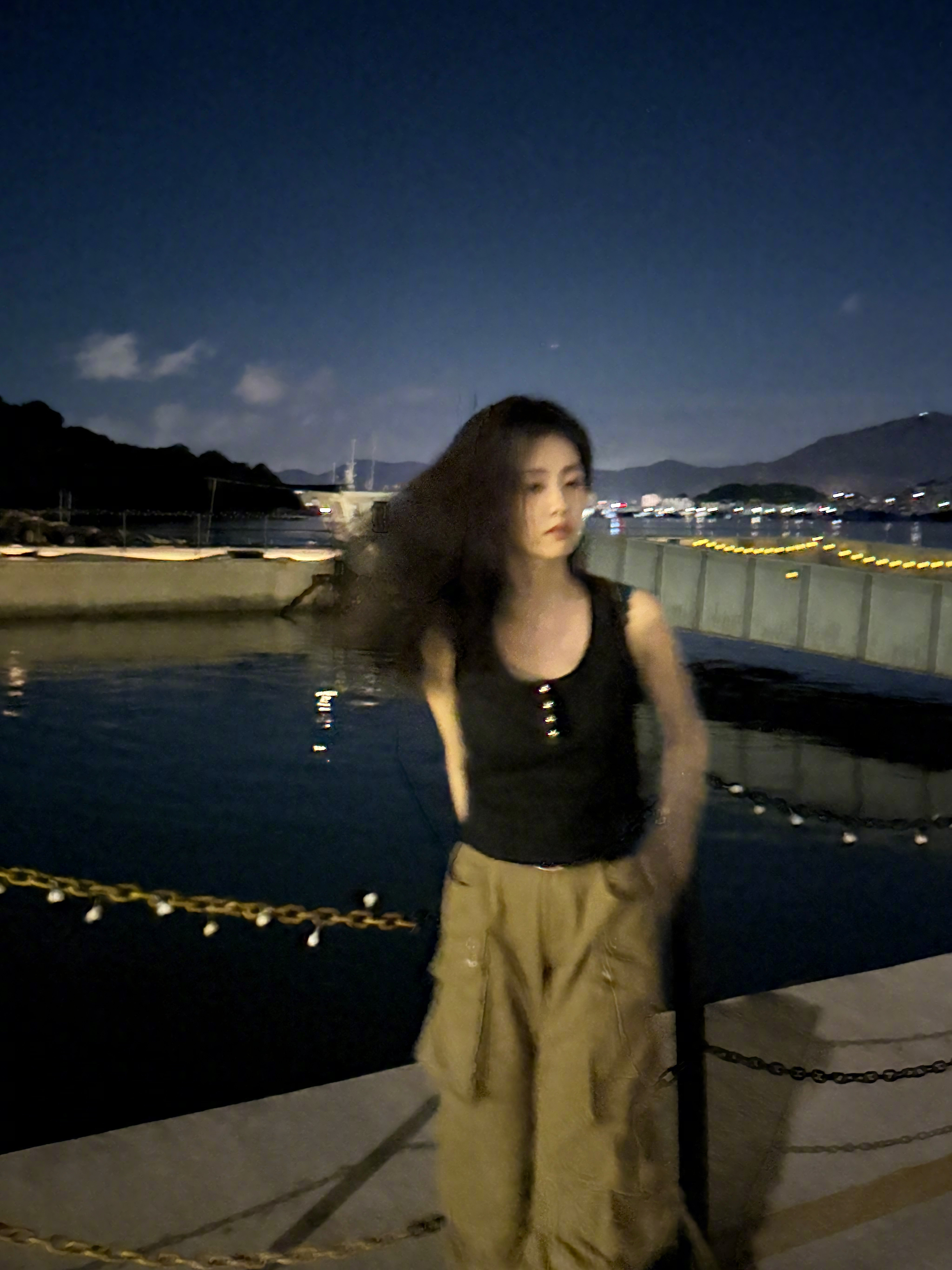 白鹿自己摔了还不忘扶周洁琼白鹿  在复制粘贴的时代，你是手写的诗