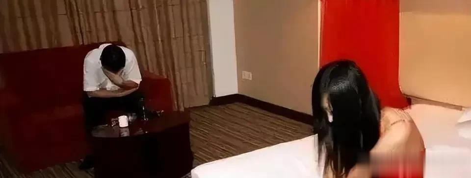 作为一个90后的王，他现在已经快30岁了。虽然长得不太好看，但是由于家庭条件不好