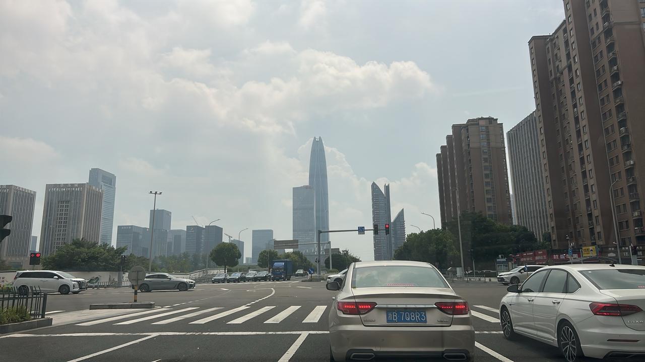 我是不是脑子里的导航装反了？

今天开车差点把自己送走。

本来要右转上高架，导