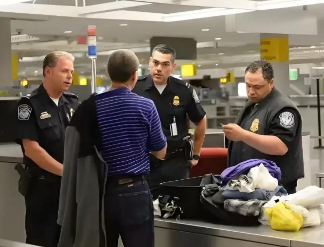 中企人员在美机场遭扣押，滞留将近60小时后被原机遣返，外交部这回是真的动了火。