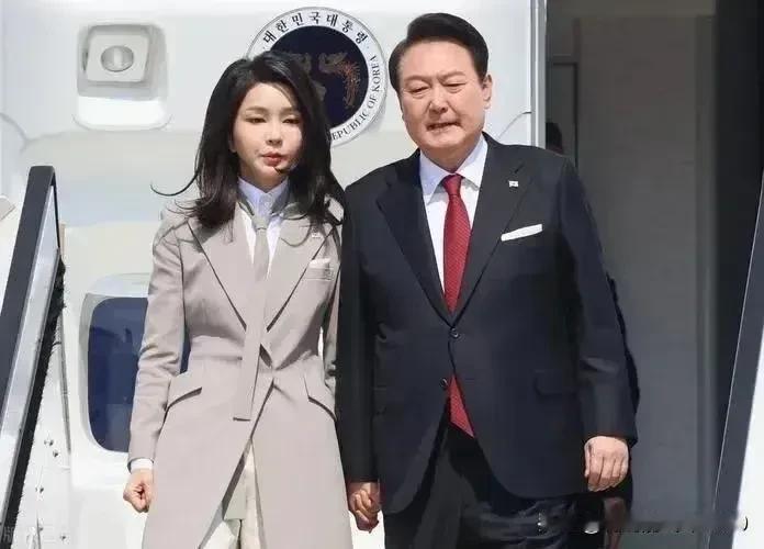 解救尹锡悦成为韩最大的事。近日，尹锡悦去访问乌克兰，高兴去了想不到回不去了。美国