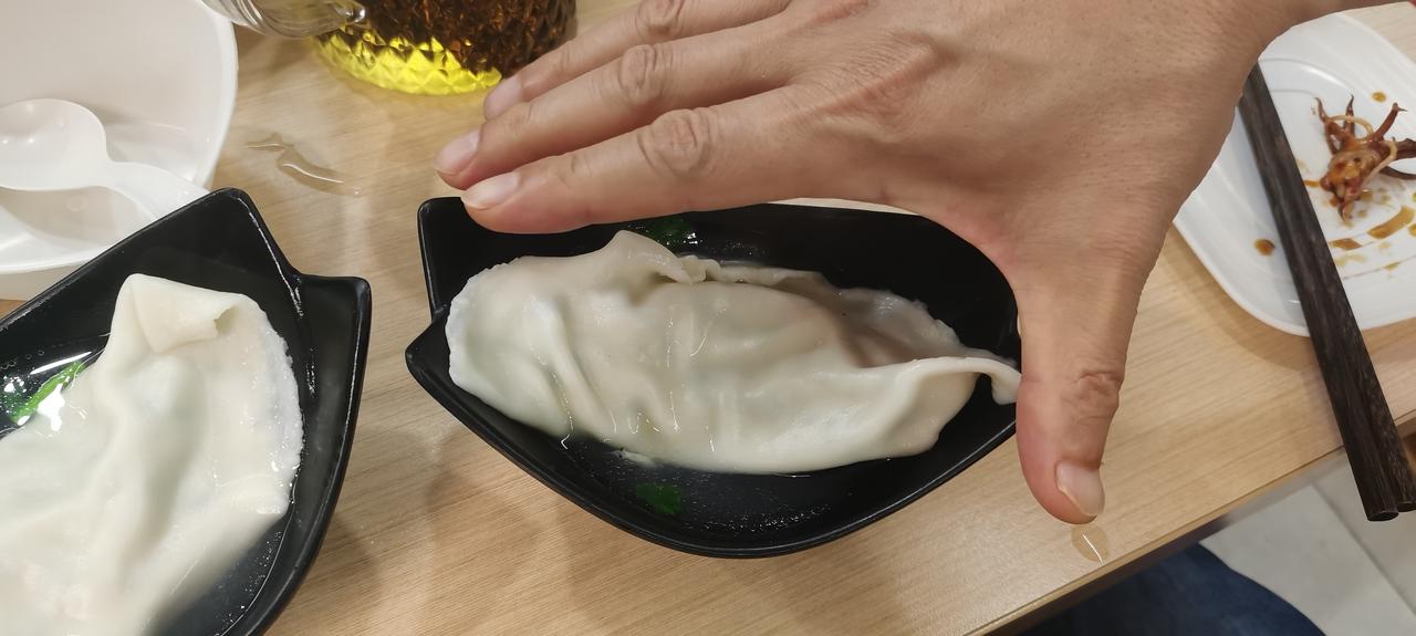 威海的朋友非常热情，除了大把大把的海鲜，还领我们品尝了很多当地的特色小吃。
这不