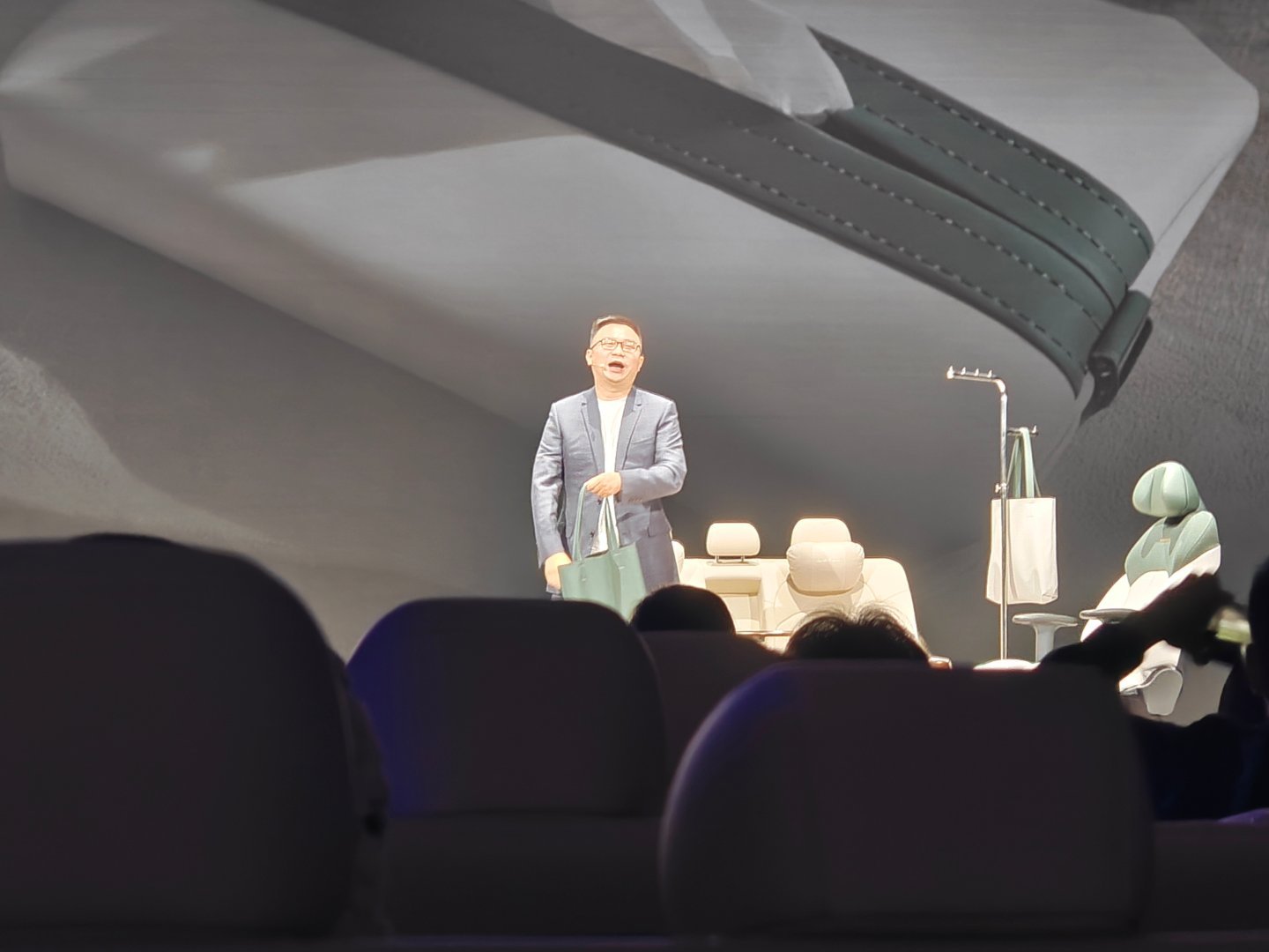 “既然不务正业，那就贯彻到底喽？” 现场带货卖包，小包一挎，那是有模有样再把车当