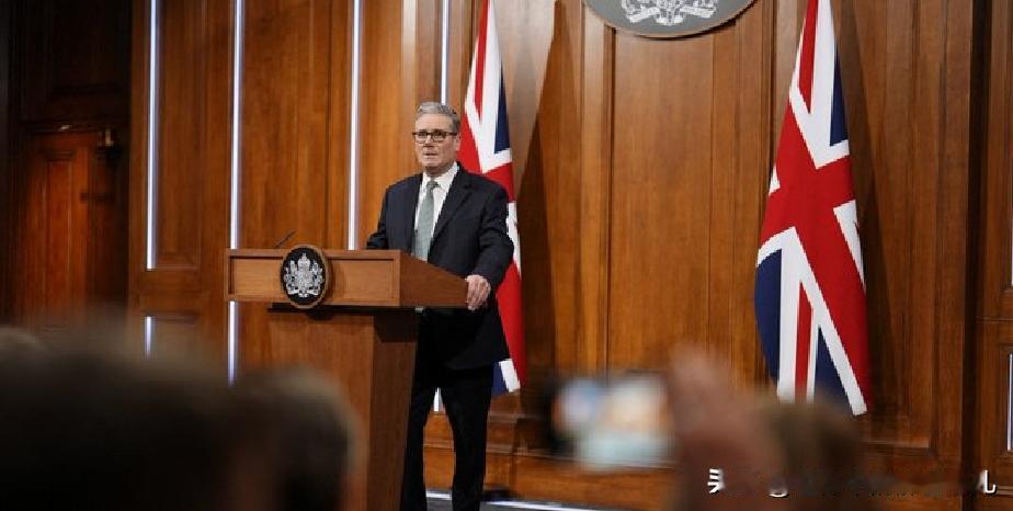 英国首相斯塔莫表示，即使面临美国关税威胁，英国也不会在格陵兰问题上让步！
1月2