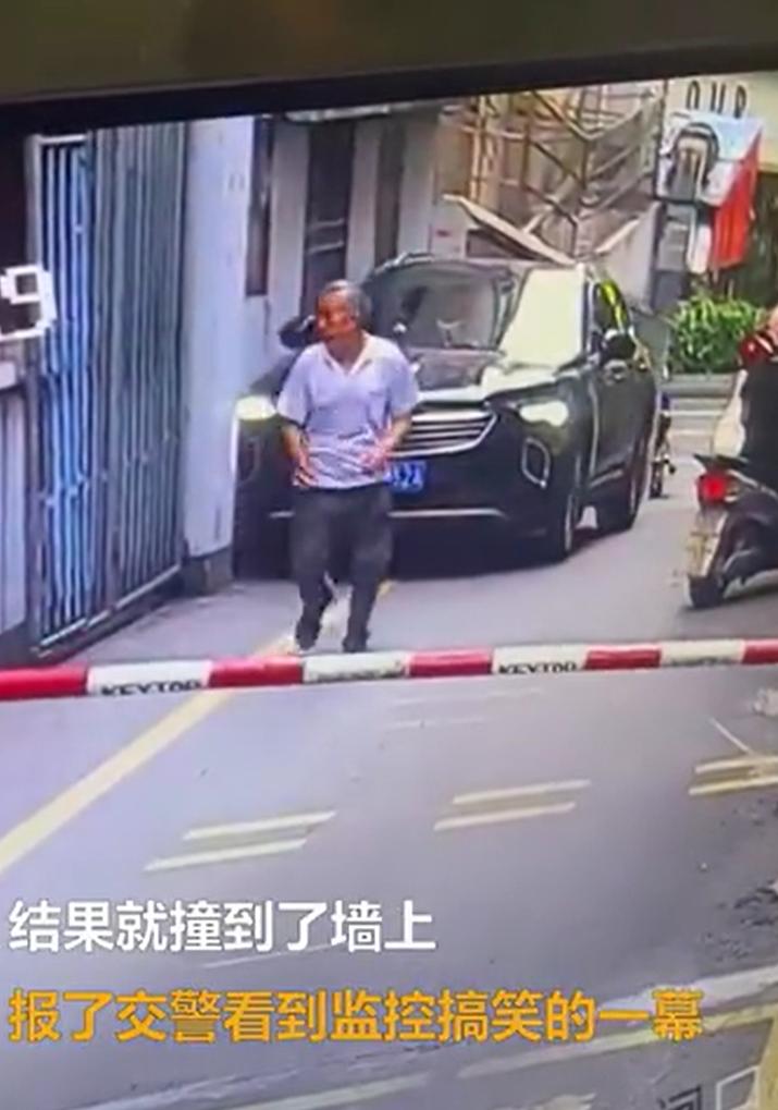 【神预判！】7月6日，湖北恩施。一大爷预感后方车会撞到小跑逃离。据当事人袁女士称