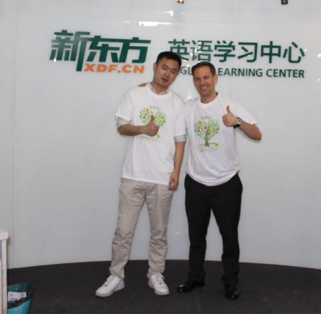 从30岁一事无成到杀出重围，首先要迈出第一步。
浙江90后夫妻老顾和小林，他们先