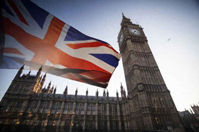 战争真的要来了？英国政府号召民众囤积足够三天使用的物资！2026 年 10 月 