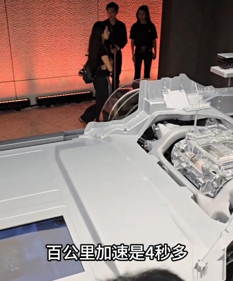 这车有多重？
L9 50度电才200公里，2.6吨
d19这个80度电池续航才5