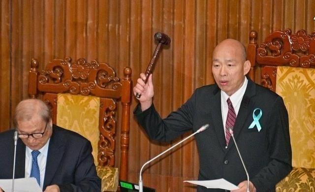 台“立法院”通过7800亿天价军购案，对于那些把希望寄托于国民党身上的人是一记响