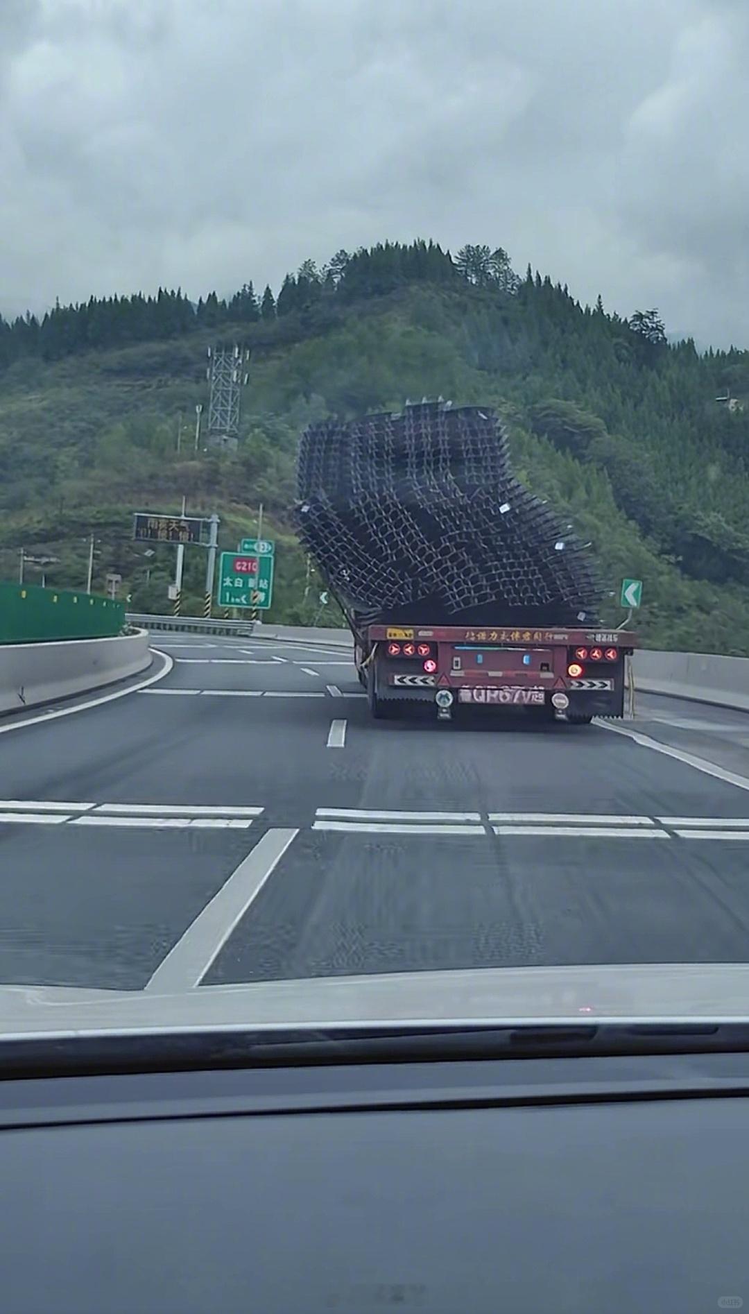 这怎么超车？[衰][衰] 
