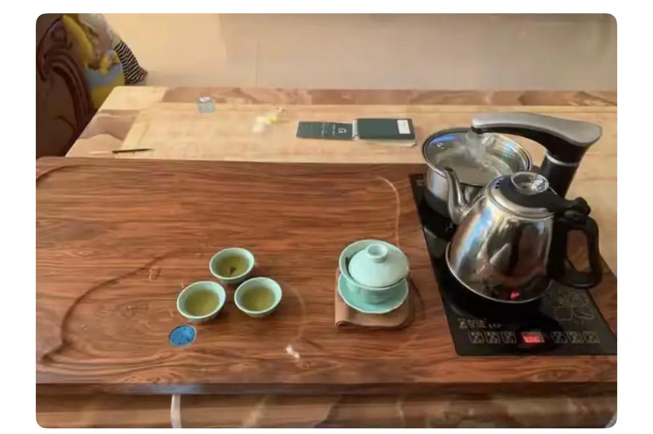 我儿子本科开学三天，给我发回来不少消息：

宿舍六个人，他没买电脑，去图书馆可以