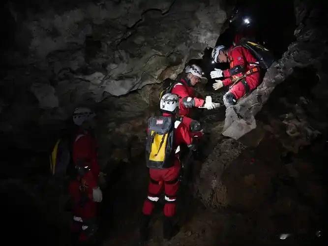 我国首次航天员洞穴训练在重庆市武隆区圆满完成。28名航天员分为4组，在平均温度8