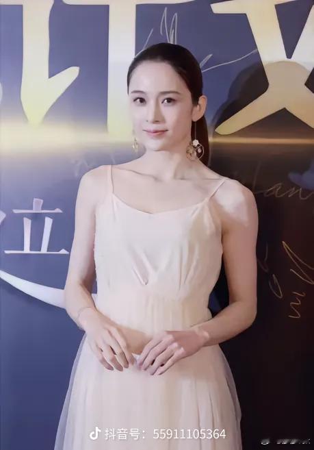 赵樱子想让陈晓掀头纱赵英子又整大活了，直播时直接坦白对陈晓一见钟情，想让陈晓掀头