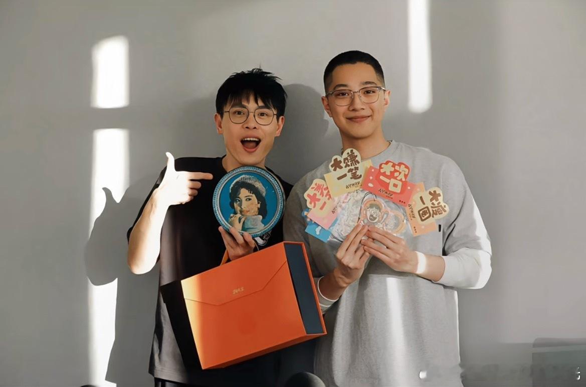 没认出这是赖冠霖我真服了，这两张图明显是角度和画质的问题啊我就说他国庆的时候还那