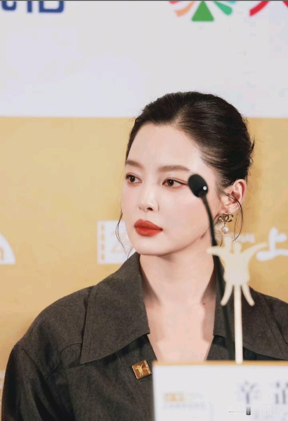 辛芷蕾生图杀疯了！38岁状态比剧里还绝，又美又飒
 
近日，辛芷蕾出席活动的造型