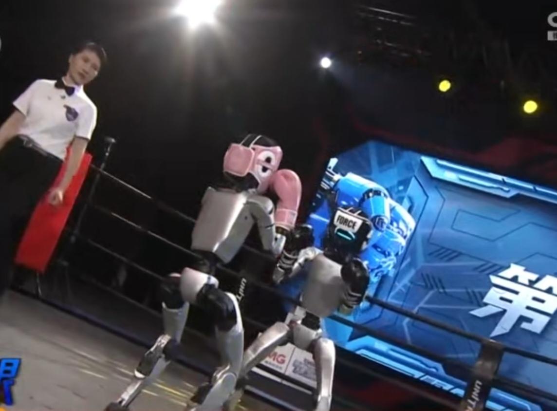 擂台上，人形机器人展开灵活的对抗比拼，机械关节的运转尽显技术的精妙；舞台与车间里