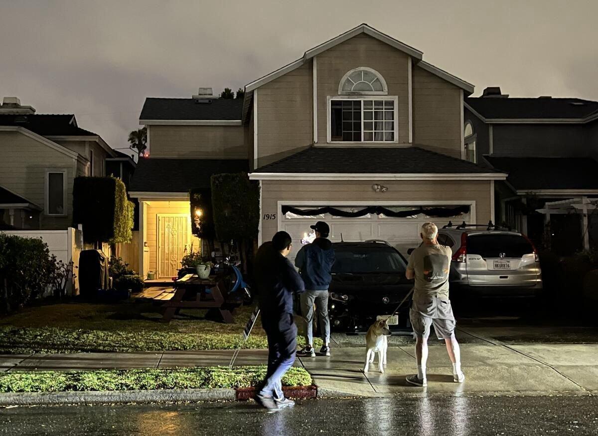 据当地记者：美国FBI在白宫记者晚宴枪击案嫌疑人位于加利福尼亚州的家中连夜搜查。