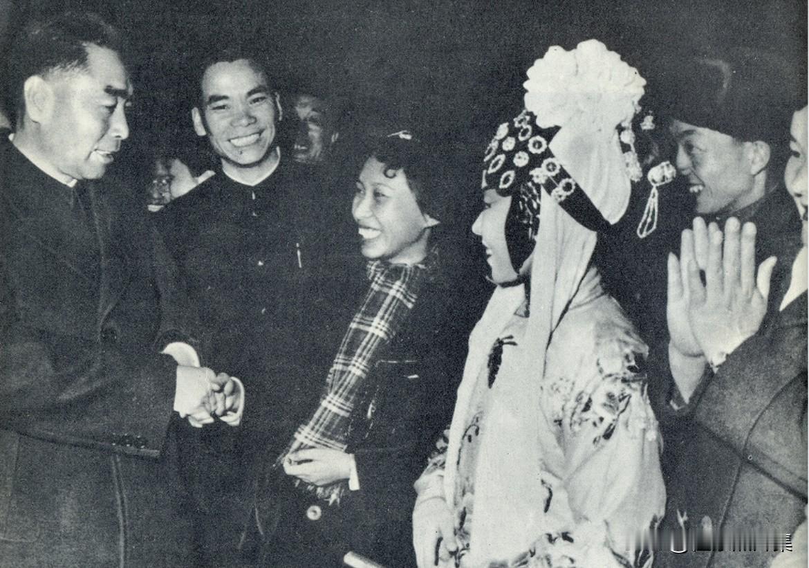 1956年，周恩来总理在北京接见了滇剧演员。形式可能是演出后的后台接见、座谈会或