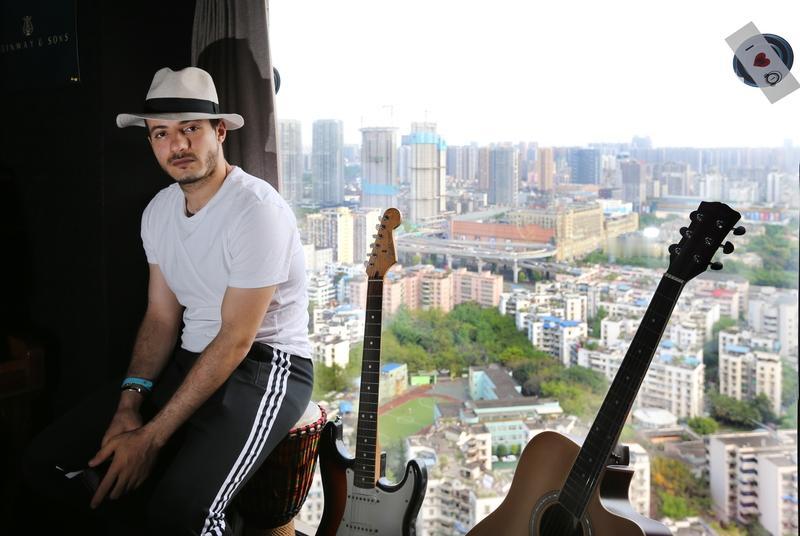 其实，那些为了生活而工作的人，往往把工作当作获取物质保障的途径。拆迁得到九套房后