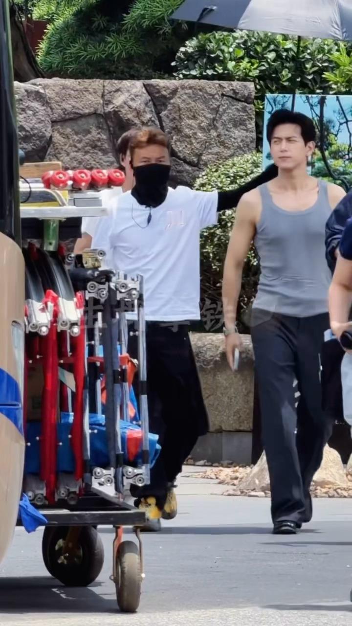 我去..现哥这个大宽肩李现背心肌肉线条李现雾里青灰色背心造型