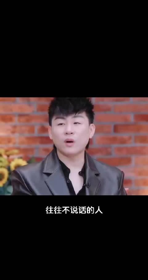 笑死了。易梦玲以后再也不敢搞抽象了。因为没人懂她的幽默 哈哈哈哈哈哈哈
我觉得两