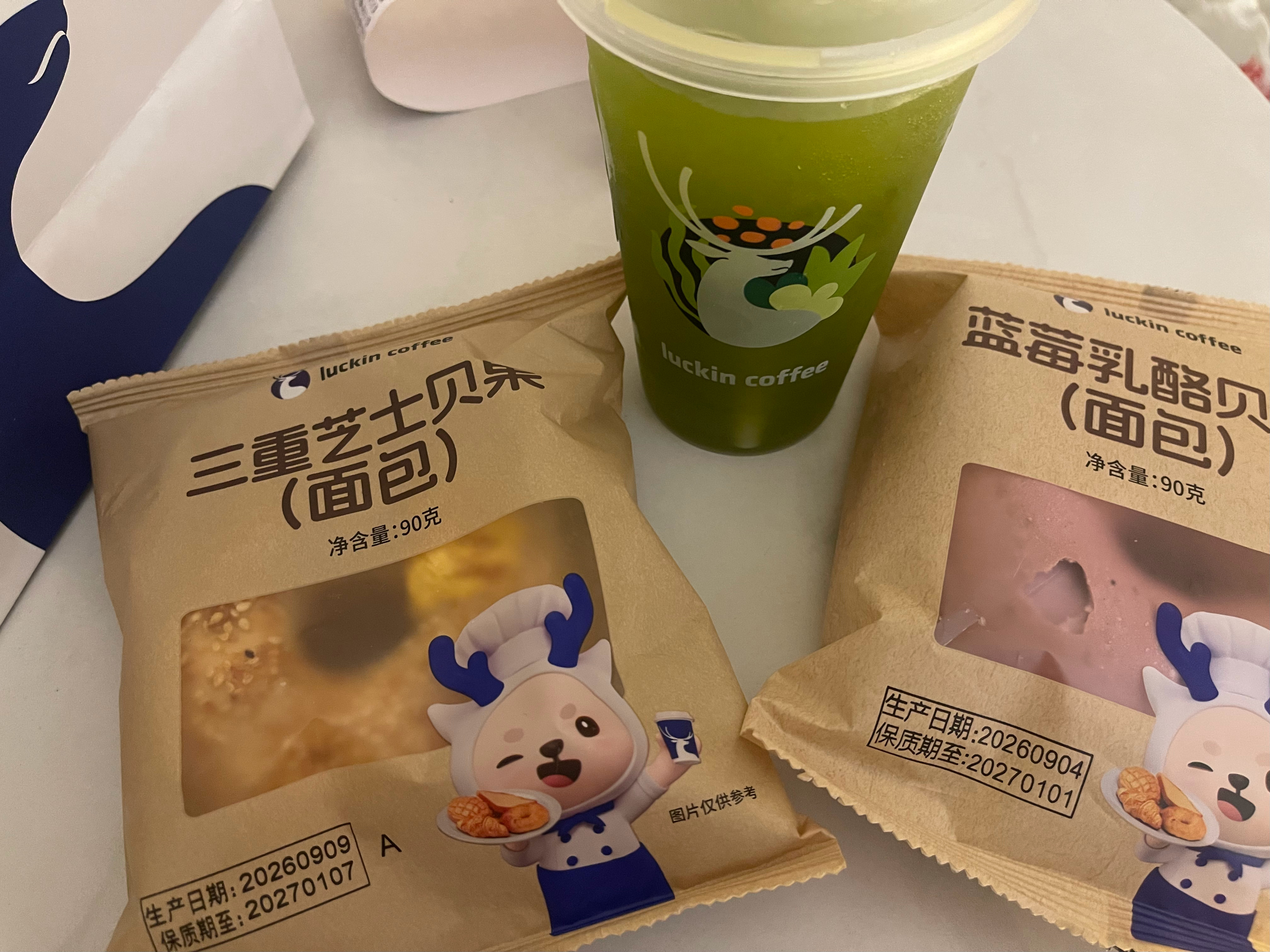 感觉新出的蓝莓不如抹茶，芝士的还行。瑞幸甜品[柯基] ​​​