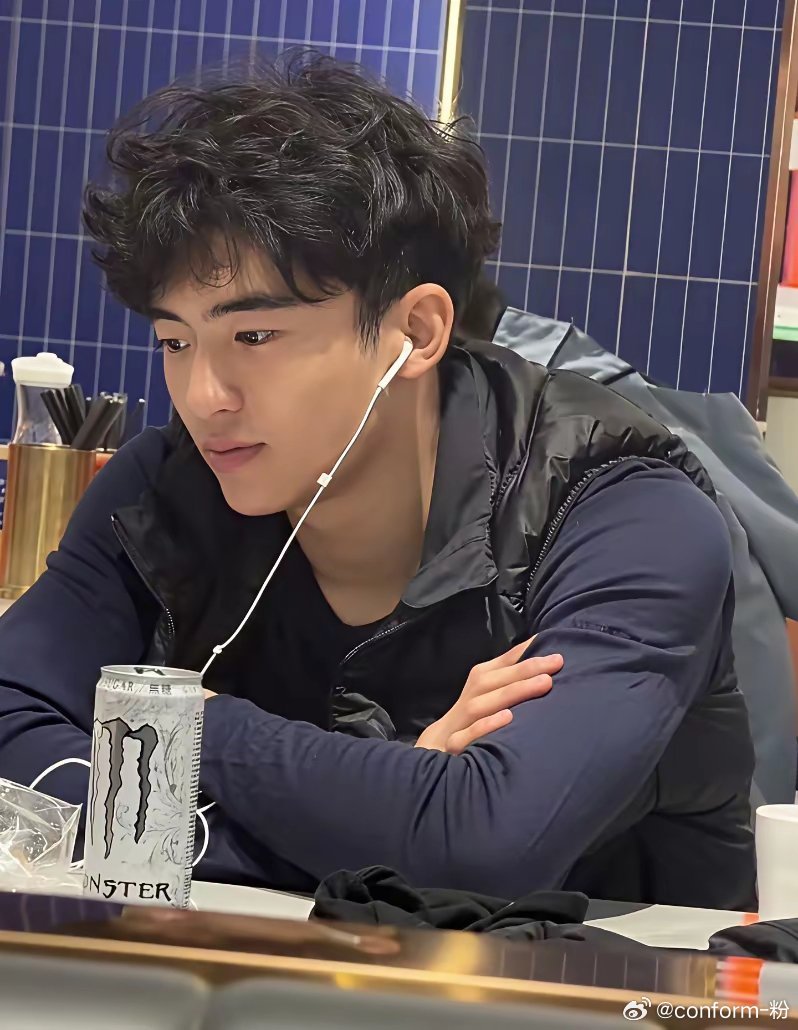这是谢贤的大孙子谢振轩，已经19岁了，目前在澳大利亚音乐学院读书，长大后的他和谢