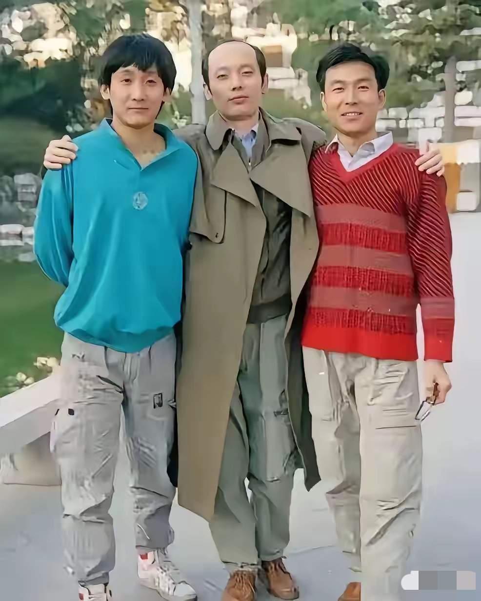 葛优我认识，他身边的两位兄弟你们认识吗？
他们三位站在一起就像是兄弟，又像是闺蜜