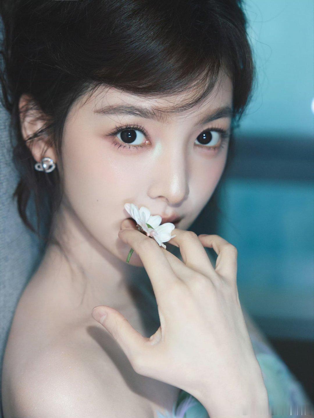 当章若楠发现主持人的裙子有点短我女人美心善