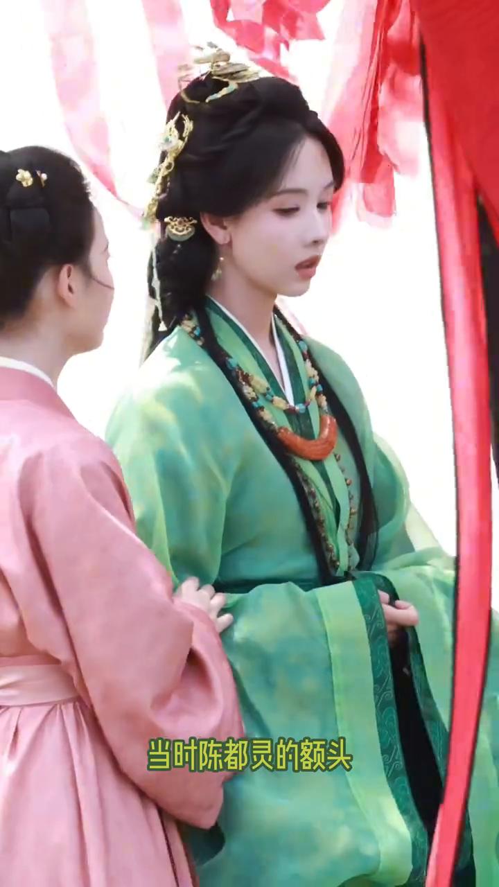 就离谱，终于知道翘楚镜头为什么会自带滤镜了，原来都是剧组保护不当造成的。当时陈都