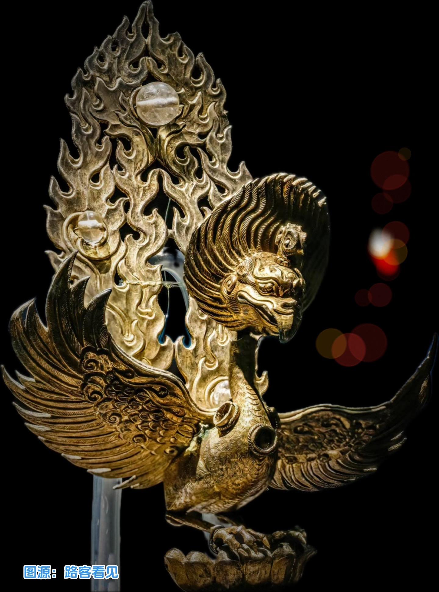 宋代· 银鎏金镶珠大鹏金翅鸟。禅心已作沾泥絮，不逐春风上下狂——宋·道潜《口占绝句》 
P1图源：路客看见 
金翅鸟高18.5厘米，重125克，1978年大理塔塔顶出土，现藏于云南省博物馆，为其镇馆之宝之一 
此像为银质，通体鎏金，呈昂首展翅飞翔状，头饰如意云形的宝冠，尾羽镶嵌5颗水晶珠加以点缀，呈火焰向上展开，足踏莲座之上
体态雄健圆浑，充满勃勃生机，造型独特，精致华美 
此鸟先将头、翼、身、尾等锥出
经细部镌刻，再焊接为整体
清晰的羽纹，缀以水晶珠饰 
在印度神话里，金翅鸟（garuda）梵名“迦楼罗”